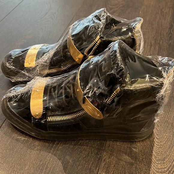 GZ authentic classic shoes in size US8 - Picture 2 of 3